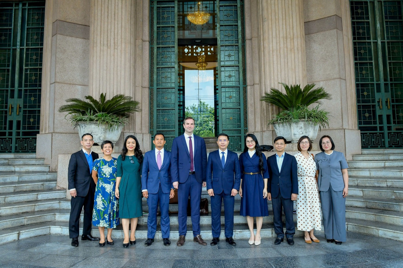 27.7.05.Thống đốc Phạm Đức Ấn làm việc với Trưởng đại diện đương nhiệm và kế nhiệm của IMF.png